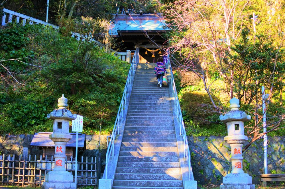 The stairs toward Amanawa Shinmeigu Shrine