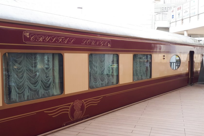 The lounge car from outside