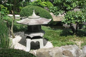 Фонарь - один из традиционных элементов сада