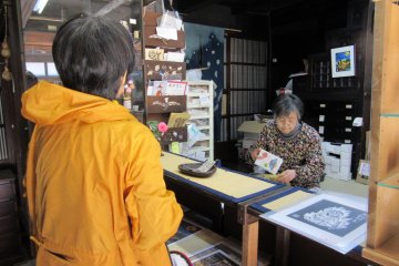 В замечательном магазинчике сувениров в Нараи хозяйка рассказала нам о куклах и художниках