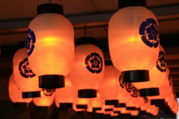 Oda clan crests on paper lanterns.