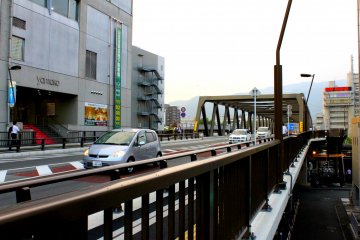 <p>ข้ามสะพานไมซุโระ (Maizuro) ไปอีกฝั่งที่มีสวน Yamanote-Gomon ตั้งอยู่ ข้างๆ สะพานคืนศูนย์การค้า Yamako</p>