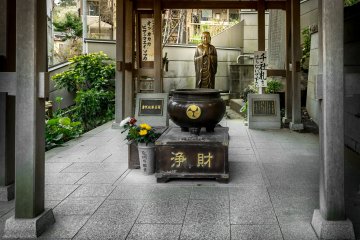 As you ascend the main staircase, you will see this statue of Migawari Jizo Bosatue on the left. Legend has it, if you stroke its body you will be cured of any illness