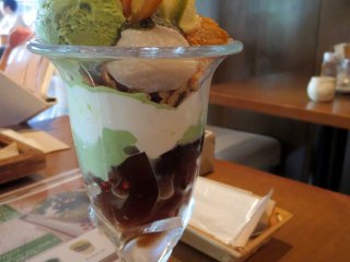 Parfait kiểu Nhật Bản, với kem trà xanh, bánh bột đậu nành, bánh pudding sữa và thạch đường nâu