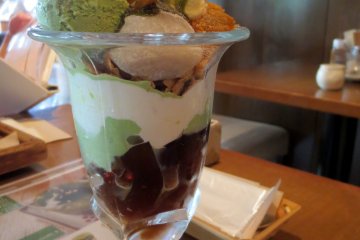 그린티 아이스크림, 두유 파운드 케이크, 밀크 푸딩, 그리고 브라운 슈거 젤리가 들어있는 일본 스타일 파르페 