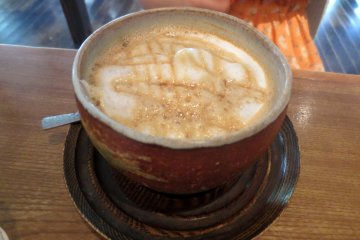 일본식 전통 찻잔에 담아주는 음료에도 선보이는 라떼 아트