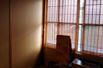 <p>ตกแต่งด้วยกิโมโนในห้องนอนที่ที่พักมะชิยะแถวไคโคอันในฮิกะชิยะมะ เมืองเกียวโต</p>
