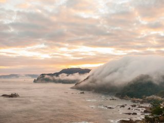 Awan yang berkumpul di antara pegunungan, lalu meluap dari garis punggung bukit dan mengalir ke Laut Jepang dalam satu semburan