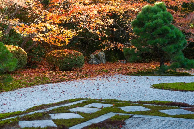 Ромбовидные фигуры, засыпанные камнями, в японском саду камней