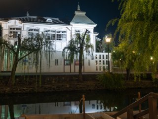 The white western-style building Kurashikiki-kan, a tourist information center, stands out from the darkness