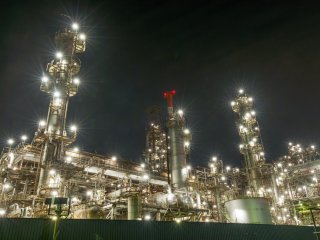 Foto yang diambil dari kilang minyak Showa Yokkaichi bagian selatan