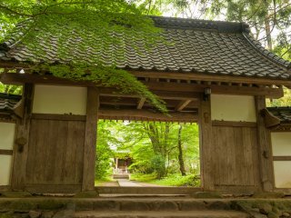 源頼朝は鎌倉にこの大長寿院を模した永福寺を建て、奥州藤原氏と源義経を弔った