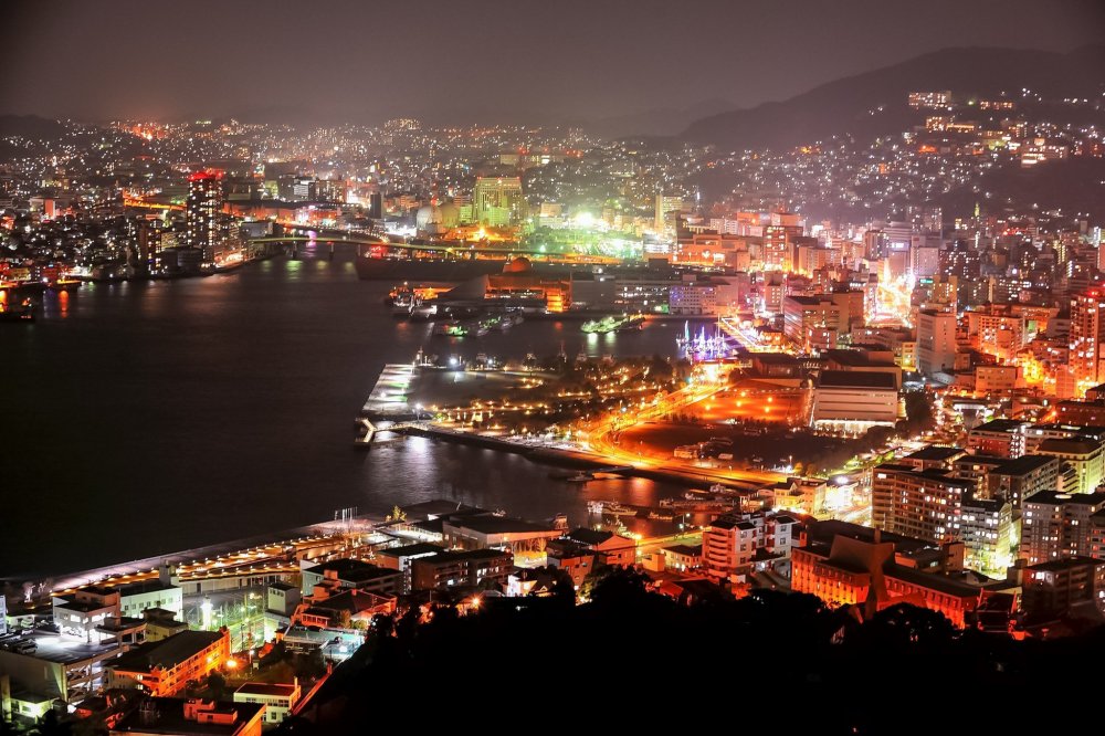 Pemandangan malam dari Taman Grabber di bukit kecil yang menghadap Pelabuhan Nagasaki