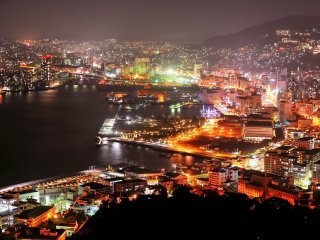 Pemandangan malam dari Taman Grabber di bukit kecil yang menghadap Pelabuhan Nagasaki