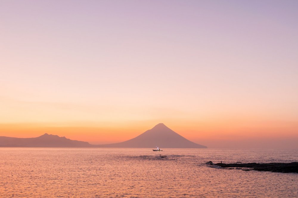 天下の絶景、番所鼻から望む夜明けの薩摩富士