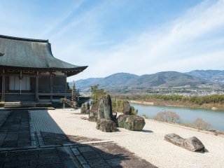 風光明媚な徳島県美馬市の高台に建つ寺院