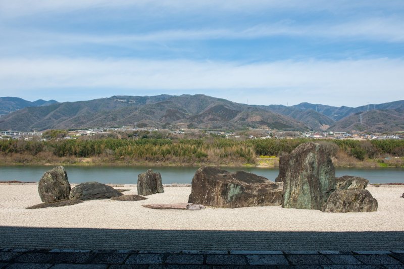 Сад камней с видом на большую реку Ёсино и красивую горную гряду