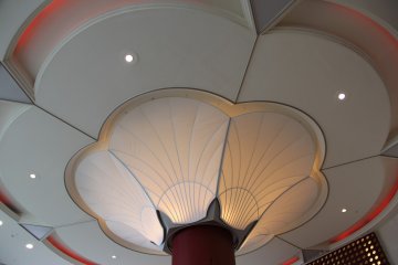 호텔 로비 내부의 기둥은 입구 천장을 따라 정교하게 설계된 조명으로 이어진다.