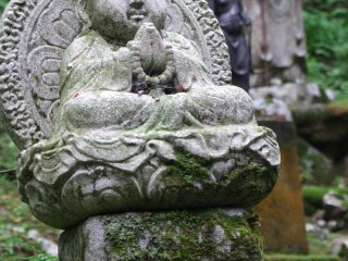 寺を取り巻く敷地内には、数々の美しい仏像がある
