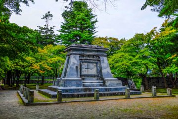 Within the park, there is a monument inscribed with a poem of Kenji Miyazawa, who hailed from Morioka . There is also a monument in memory of Takuboku Ishikawa, one of Japan's most famous poets