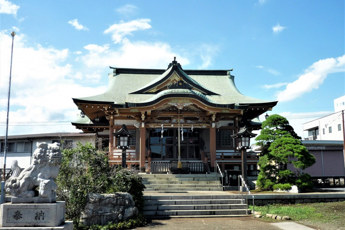 Fussa Shinmei Shrine (brightness adjusted)