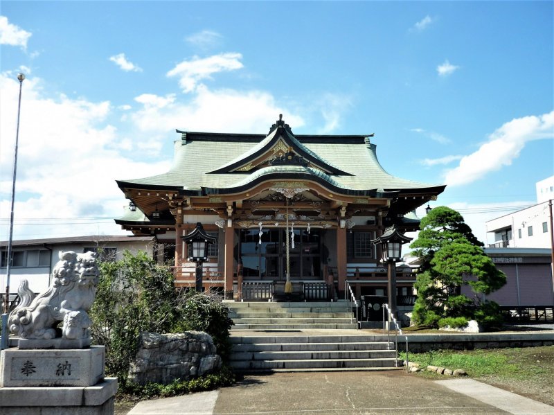 Fussa Shinmei Shrine (brightness adjusted)