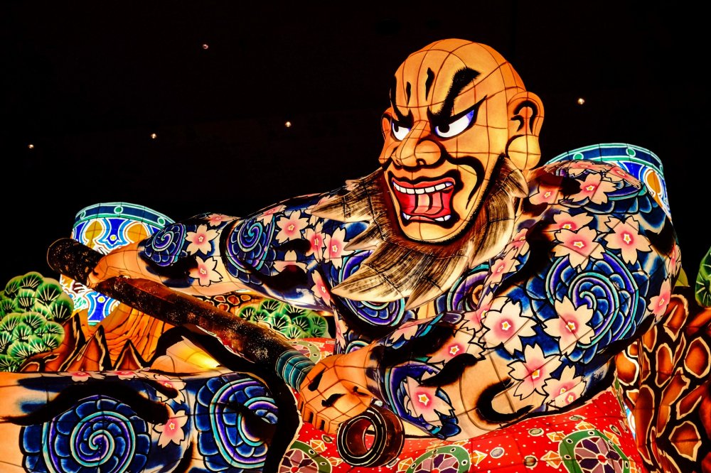 Светящиеся фигуры Nebuta создаются на основе сцен из кабуки, японской истории, японской мифологии, китайской мифологии или текущих новостей