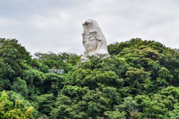 The giant statue as seen from Ōfuna Station