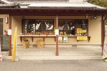 Tienda donde se venden dulces y salados tradicionales japoneses