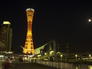 Ngắm cảnh Kobe về đêm từ tháp cảng Kobe là một trong những trải nghiệm không thể bỏ lỡ