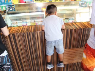 어린이 방문객들은 아이스크림 맛이 뭐가 있나 볼려면 약간 도움이 필요하다 
