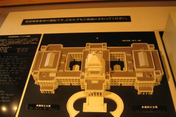 大厅里展示的议事堂模型