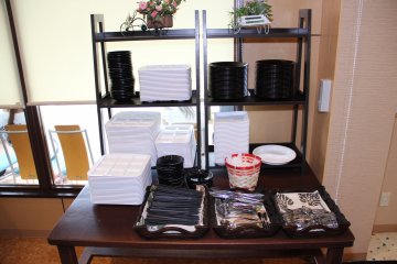 <p>Restaurant Panari is a buffet style restaurant only...pick your tableware and serve yourself</p>