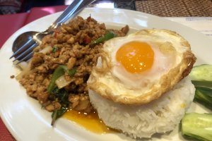 Pad grapao (ground chicken with basil)T