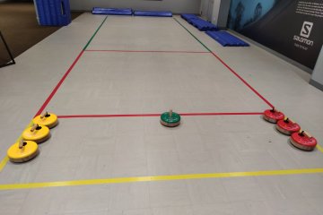 Indoor curling