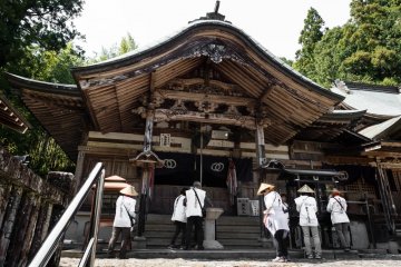 Pilgrims pray at Kiyotakiji