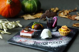 If an afternoon tea is too much, there's also a Halloween dessert plate priced at 2000 yen