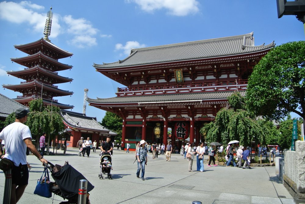 Đền chính và ngôi chùa năm tầng