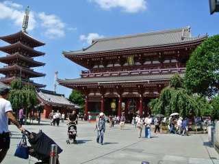 Đền chính và ngôi chùa năm tầng