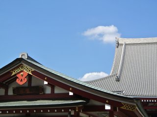Mái dốc của ngôi đền chính