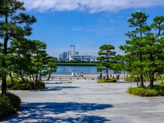 The entrance to Odaiba Marine Park with the Rainbow Bridge in the background