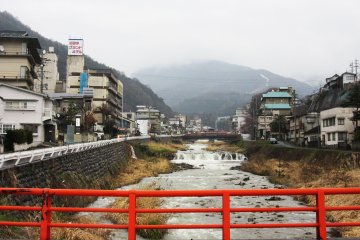 Река Ёмасэ протекает через весь город