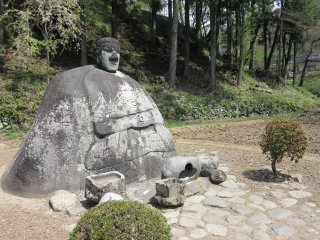 Будда из каменной глыбы