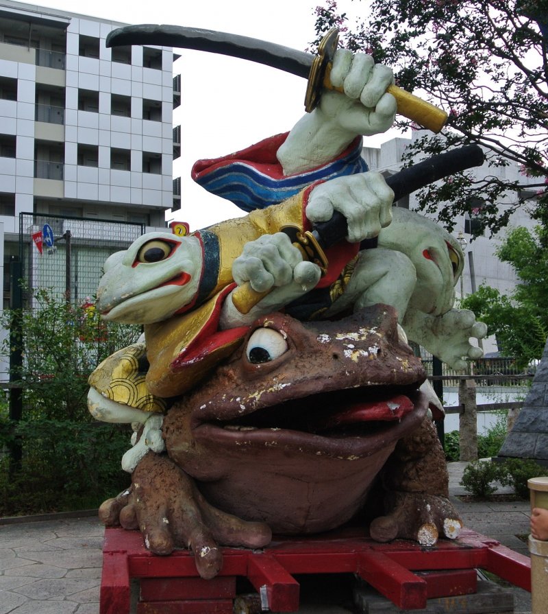 마쓰모토에 있는 개구리 조각상