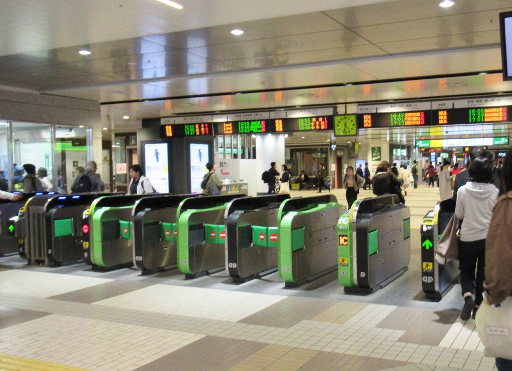 Турникеты установлены на входах и выходах станций поездов и метро