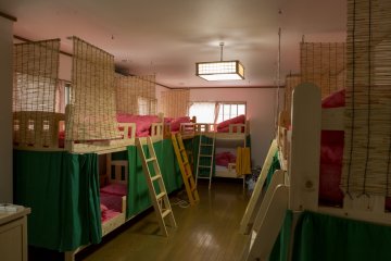 <p>ห้องพักรวมที่โฮสเทิลโทะเมะโทะ โอซาก้า มีขนาดใหญ่เล็กน้อย</p>