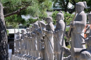 Скульптуры 47 ронинов в Акооиши