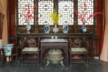 Для китайского интерьера характерно наличие мебели и симметрия