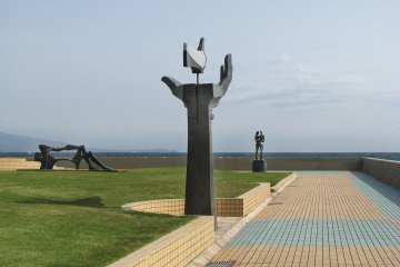 Скульптуры на набережной Ито
