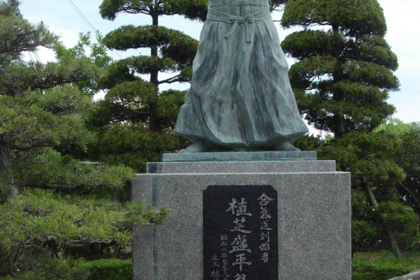 Patung perunggu Morihei Ueshiba di taman kecil dekat pantai Ogigahama Tanabe